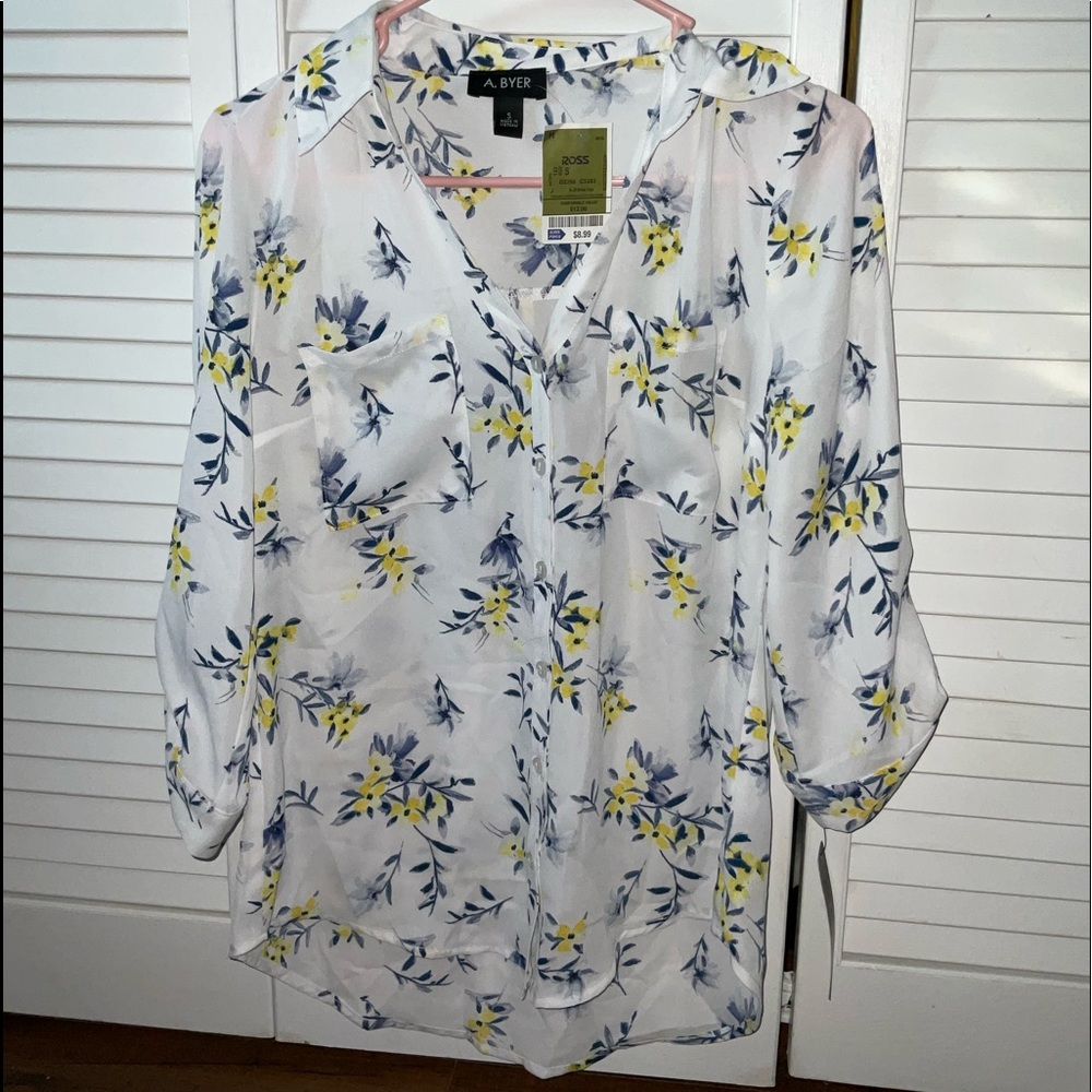 BRAND NEW (NWT) Floral Blouse